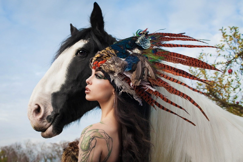 leisure activity, animals, lifestyles, beautiful woman, portrait, young adult, feathers, one person, pets, adult, domestic, day, young women, 480P, domestic animals
