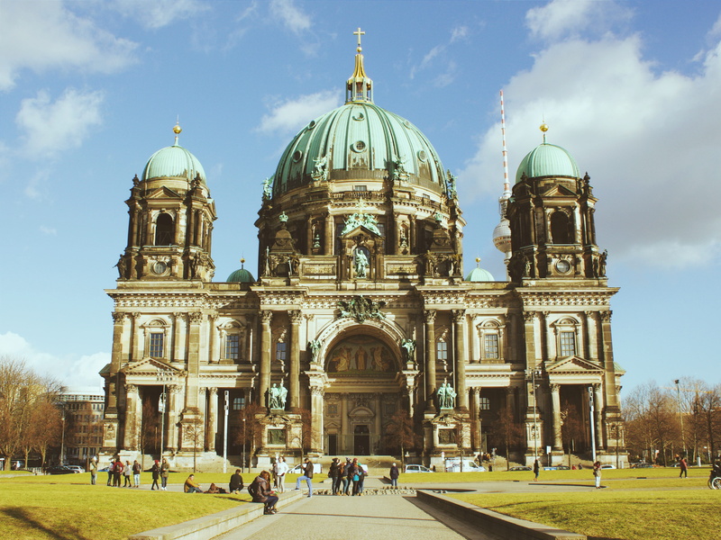 dome, large group of people, building exterior, sky, group of people, destination, european, building, landmark, berlin, german, historical, high, architecture