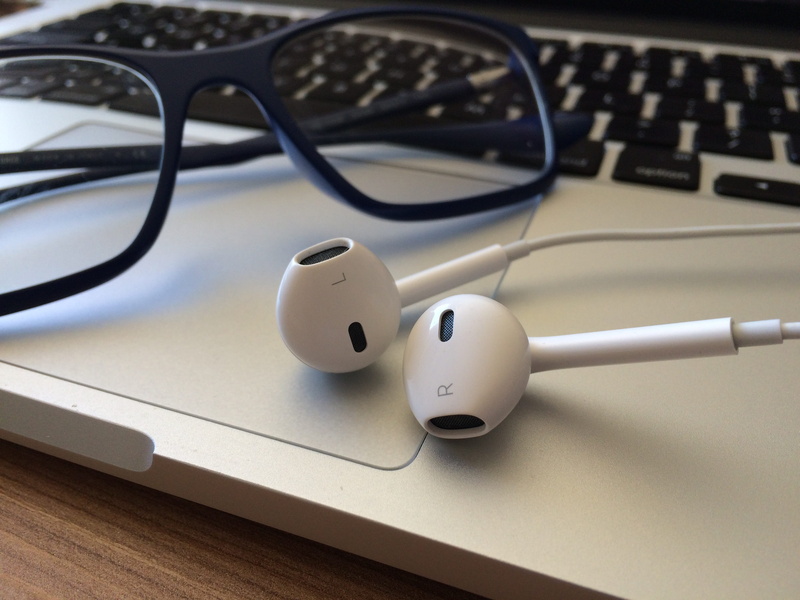 desktop pc, podcast, communication, black, business, earpods, indoors, e-learning, global communications, equipment, cable, data, air, no people, connection