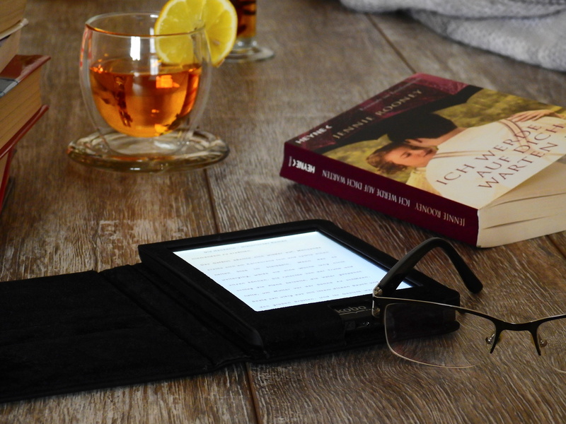 read, digital, studio shot, kindle, communication, wireless technology, brown, table, glass, 4K, wood - material, e-reader, text, page, paper, eyeglass