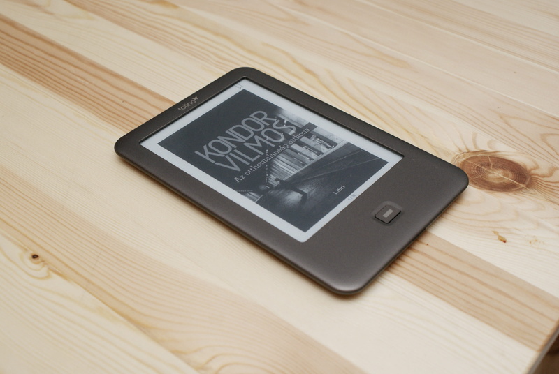 price tag, screen, communication, high angle view, text, wood - material, connection, Shine, table, ebook, indoors, E-Paper, e-ink, tolinos shine, no people