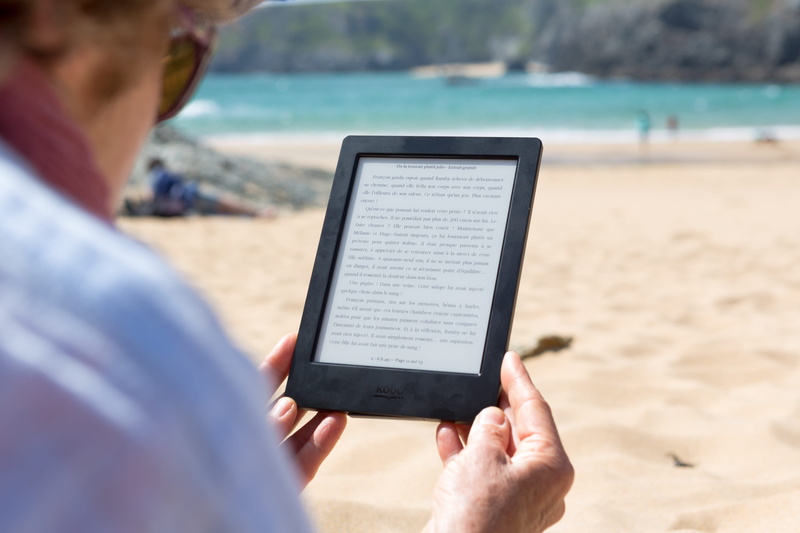 sea, men, reading light, book, summer, ebook, reading, touch screen, holding, internet, ocean, kobo, hands, screen, global communications, adult, leisure activity