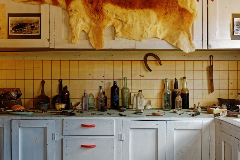 broken, 2K, still life, vehicle, household equipment, wine bottle, shelf, indoors, desert, kitchen counter, bottle, food and drink, no people, allows