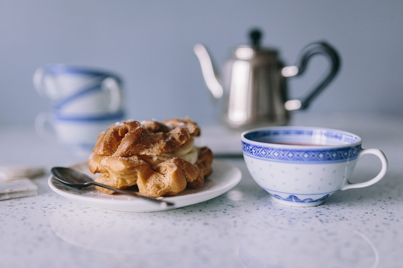 cup, hot drink, coffee cup, tea - Hot Drink, cream, table, cup of tea, Cream Puffs, selective focus, close-up, puffs, no people, breakfast, Tee, coffee - Drink