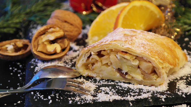 christmas dessert, enjoy, dessert, dried fruit, 5K, freshness, sprinkle, breakfast, christmas, apple, dried food, indoors, feasting, puff pastry, strudel