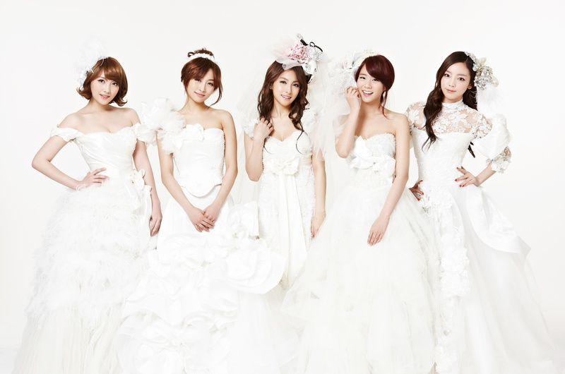 females, smiling, women, wedding, 5K, white color, Kara, indoors, wedding ceremony, studio shot, redhead, bridesmaid, newlywed, celebration, happiness