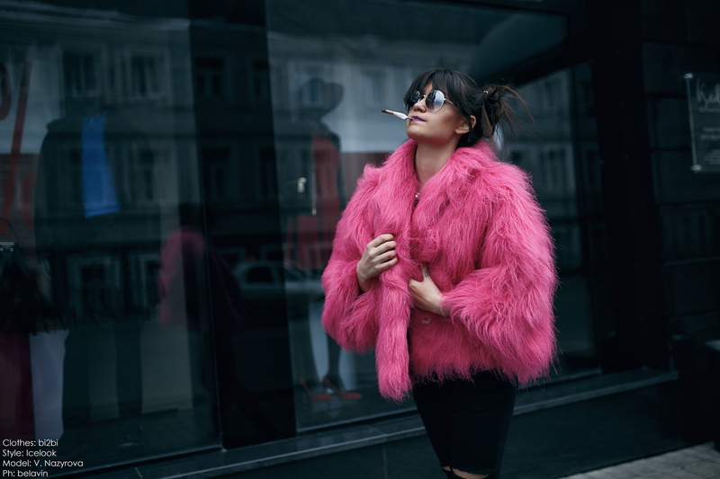 leisure activity, 500px, warm clothing, women, hair, one person, 1080P, model, real people, built structure, lifestyles, city, pink color, day, beautiful woman