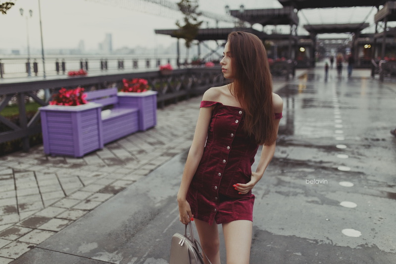 footpath, street, beautiful woman, city, leisure activity, three quarter length, young adult, portrait, young women, adult, dress, hand bags, focus on foreground