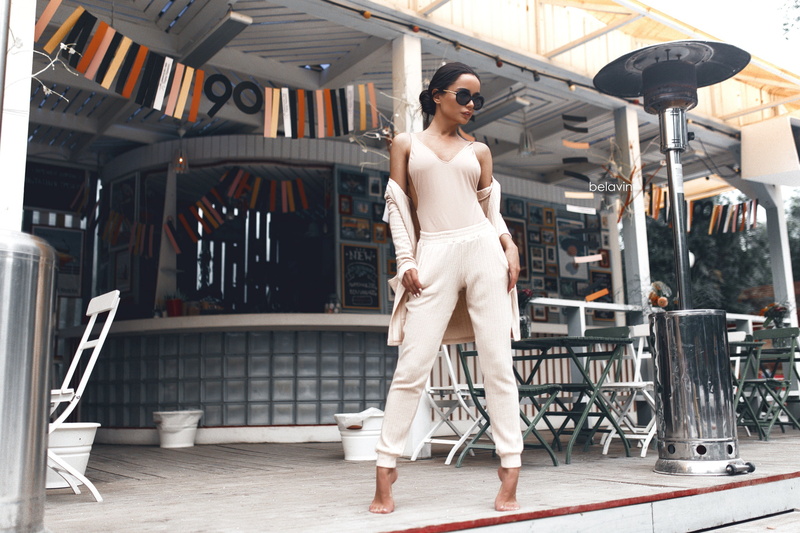 depth of field, architecture, young women, hairstyle, fashion, casual clothing, 2K, barefoot, lifestyles, women, tank top, full length, built structure