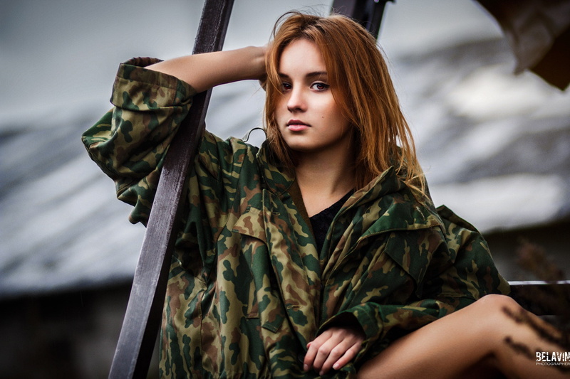2K, looking at viewer, women, hand on head, camouflage, face, model, depth of field, redhead, Alexander Belavin