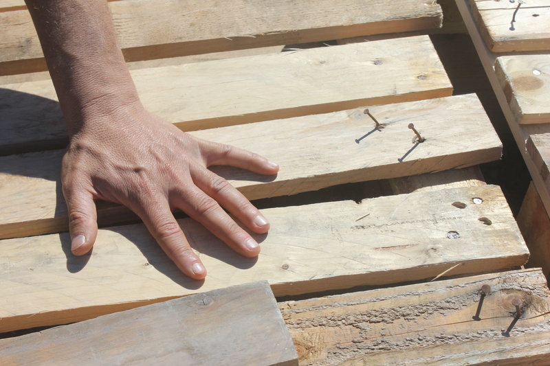 nails, construction Industry, real people, finger, palette, working, wood - Material, art and craft, holding, work, 2K, day, occupation, people, wood