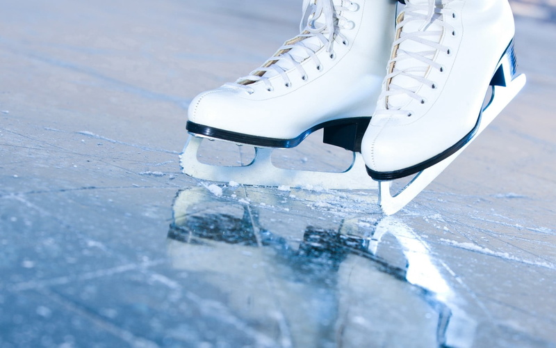 cold temperature, crack, shoelace, blue, jogging, white color, ice-skating, exercising, backgrounds, ice, lifestyles, human Foot, sport, close-up, snow