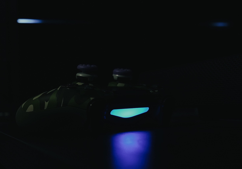 5K, lighting equipment, car, weapon, vehicle, motor vehicle, mode of transportation, indoors, LED, copy space, PS4, Controller, halo, sign, men, technology