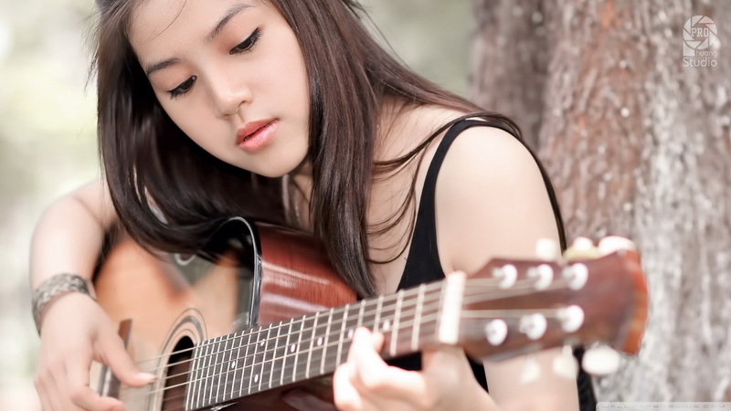 eyeliner, string instrument, adult, musician, front view, young adult, portrait, women, selective focus, one person, outdoors, beauty, acoustic guitar