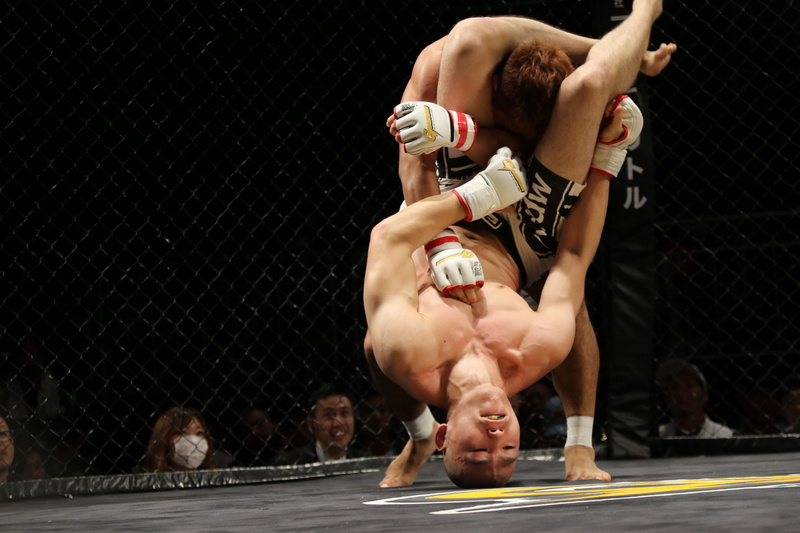 deep, young adult, people, maza, adult, mma, shooto, waza, armbar, shirtless, competitive sport, sport, lifestyles, maza fight, grachan, mixed martial arts