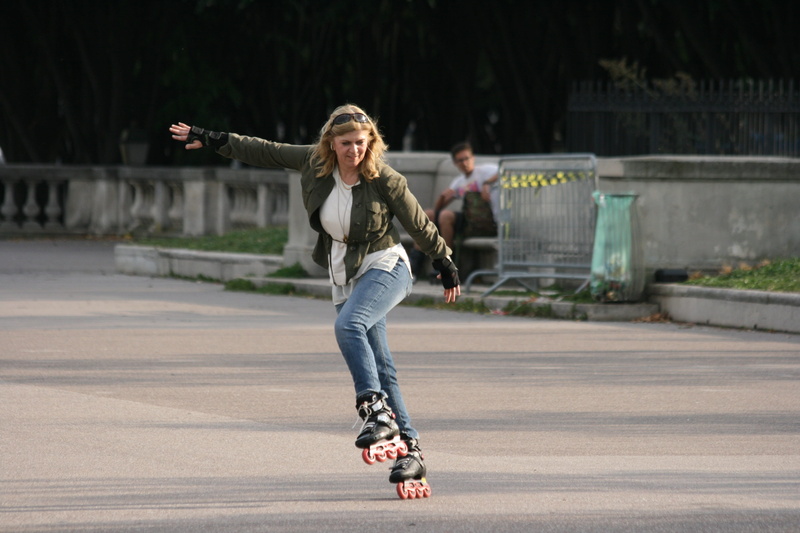 balance, casual clothing, young women, leisure activity, endurance sports, skill, roller, 直排轮, one person, paris, full length, powerslide, inline skating