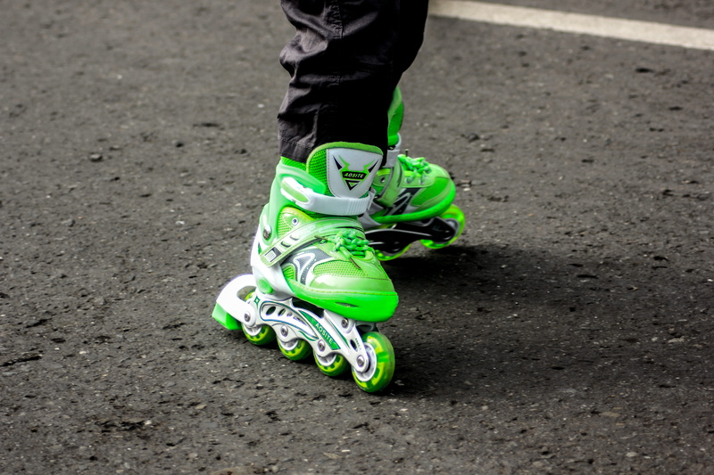inline, roller skate, human body part, human leg, human limb, unrecognizable person, green, sport, shoe, 5K, pavement, using, one person, low section