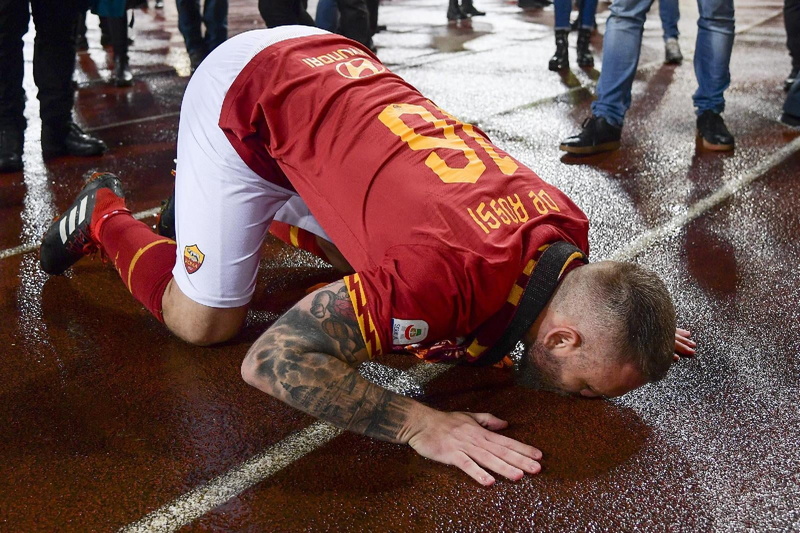 red, Football Player, Football, Curva Sud, DDR16, Serie A, football stadium, Rome, love, 720P, CUCS, AS Roma, ASR, Daniele De Rossi, last game, kissing