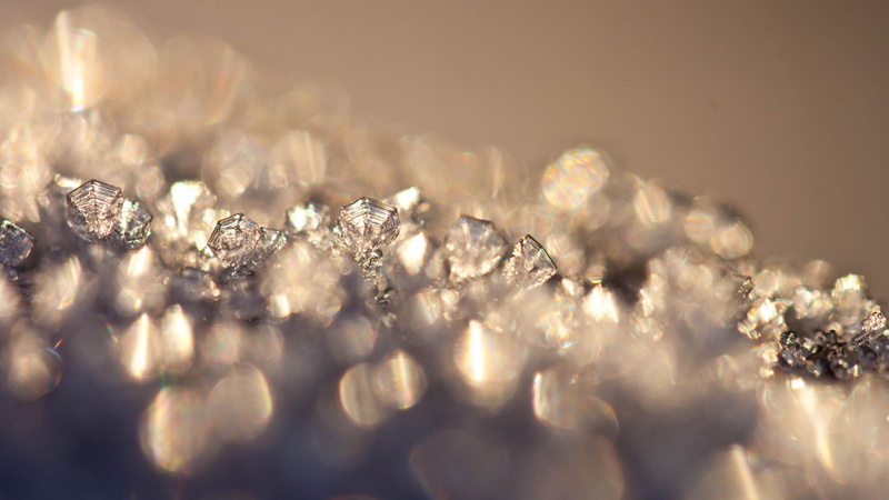 indoors, diamond - gemstone, silver colored, bright, selective focus, glamour, luxury, gemstone, crystal, copy space, white color, 1080P, accessory, backgrounds