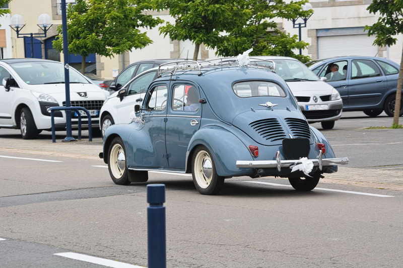 voiture de collection, car, 4K, motor vehicle, tree, parking, architecture, land vehicle, vehicule, mode of transportation, auto, city, plant, renault 4 cv