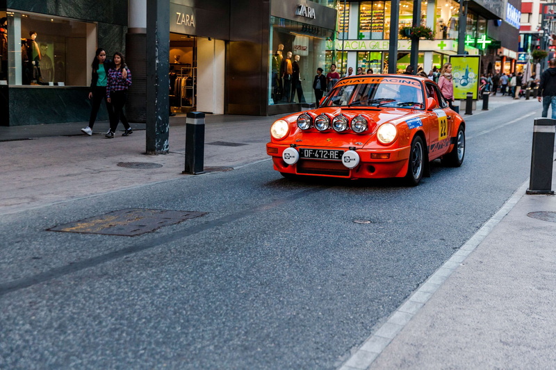 taxi, real people, mode of transportation, rally, transportation, sport, porsche, old school, day, street, rue, incidental people, theme retro, car, people