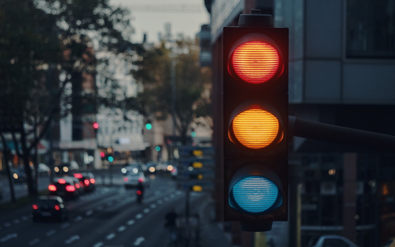 blur, cars, 4K, buildings, macro, 4k ultra hd background, city, traffic light, lights