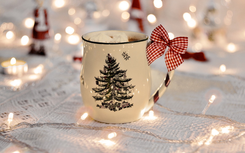 holiday macro, blur, 4K, bokeh, holidays, glass, food, cup, 4k ultra hd background, macro, hot chocolate, bow, tealight candle, christmas lights, marshmallows