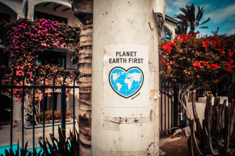 earth, non-western script, message, western script, column, city, concrete, nature, blue, house, outdoors, information sign, information, plant, villa