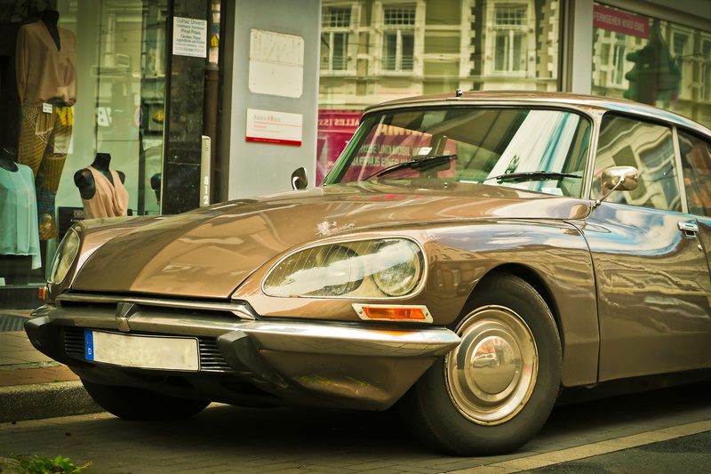 vehicle, side view, france, auto, oldie, no people, citroen ds, street, building exterior, mode of transportation, day, motor vehicle, built structure