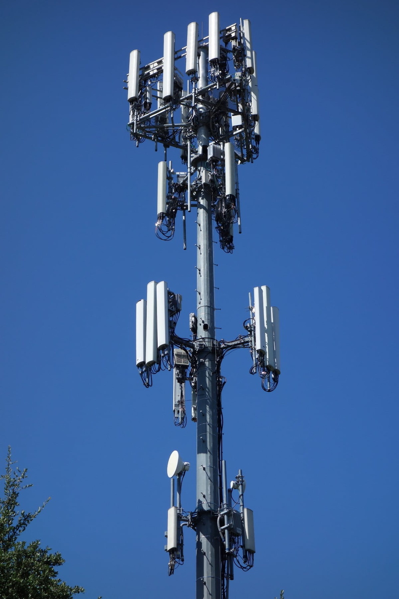 sub6, cellular, mmWave, cell tower, 720P, tech, network, smartphone, broadband, dials, cellphone, internet, clear sky