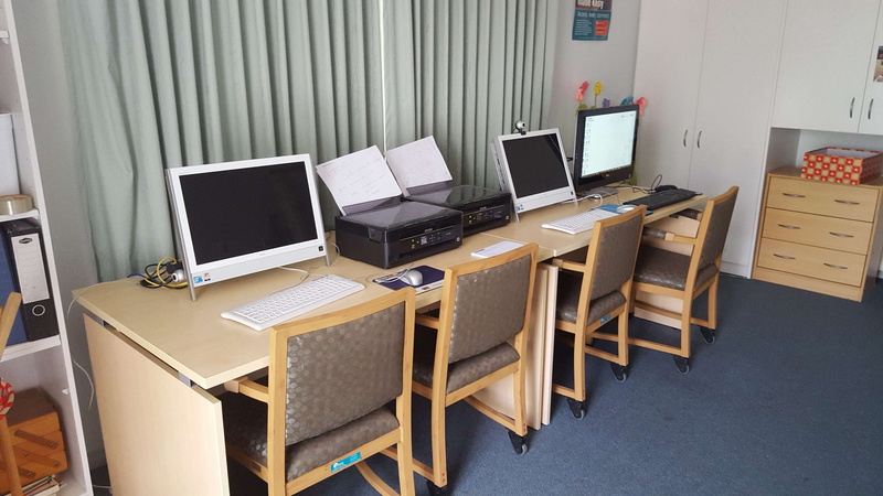 modern, 4K, desktop pc, kiosk, wireless technology, technology, computer monitor, connection, senior, home office, no people, indoors, chair, desk, computer