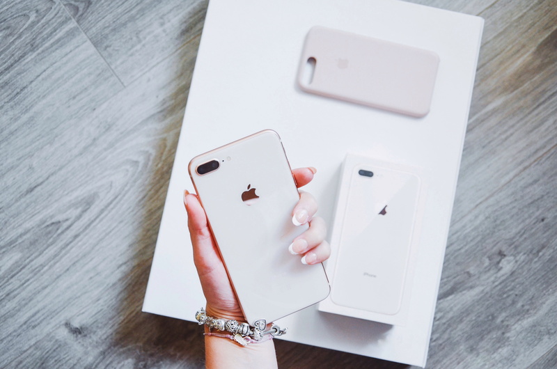 hand, lifestyles, real people, body part, holding, gold, leisure activity, women, human hand, purple, connector, box, 4K, technology, human finger, white color