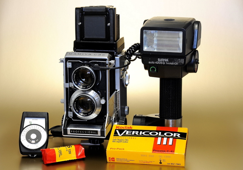film, still life, background, technology, studio shot, colored background, flash Sunpak, interchangeable, dual camera, aperture f/32 3, photographic equipment