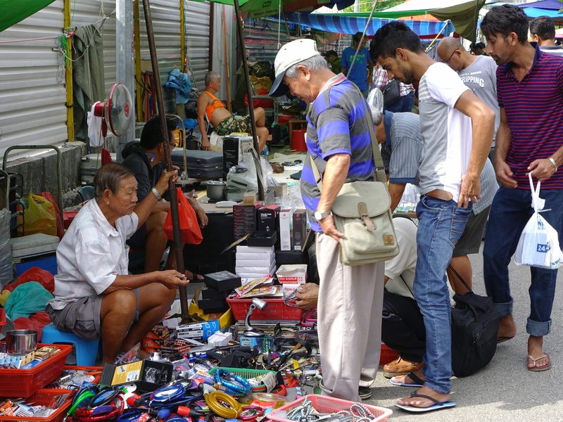 selling, adult, flea market, men, group of people, objects, medium group of people, real people, crowd, women, equipments, day, casual clothing, vintage