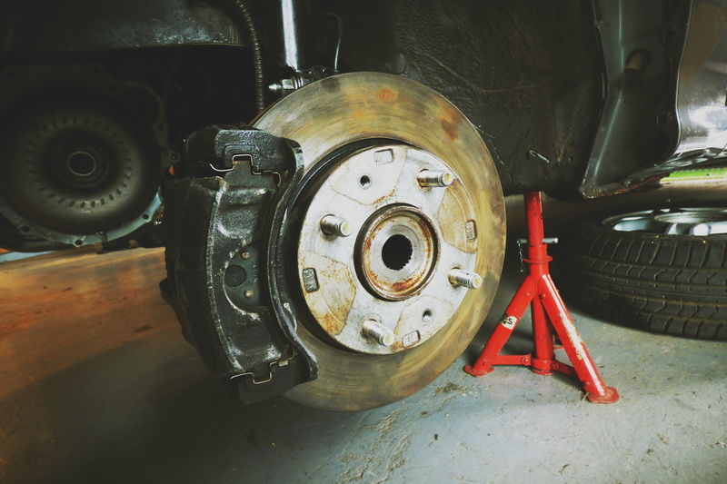 truck, vehicle, disassemble, technology, red, remove, machine part, indoors, motor vehicle, mechanical workshop, car, repair, vehicle part, metal, day