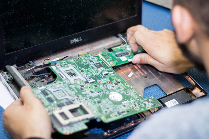 circuit board, motherboard, complexity, electronics, selective focus, occupation, men, over the shoulder view, adult, 5K, technical assistance, business