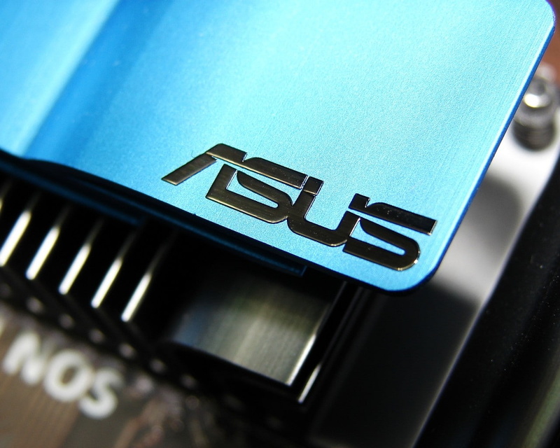 computer, no people, close-up, ASUS, metal, connection, car, selective focus, consumerism, 720P, inserting, land vehicle, communication, equipment, Republic of Gamers