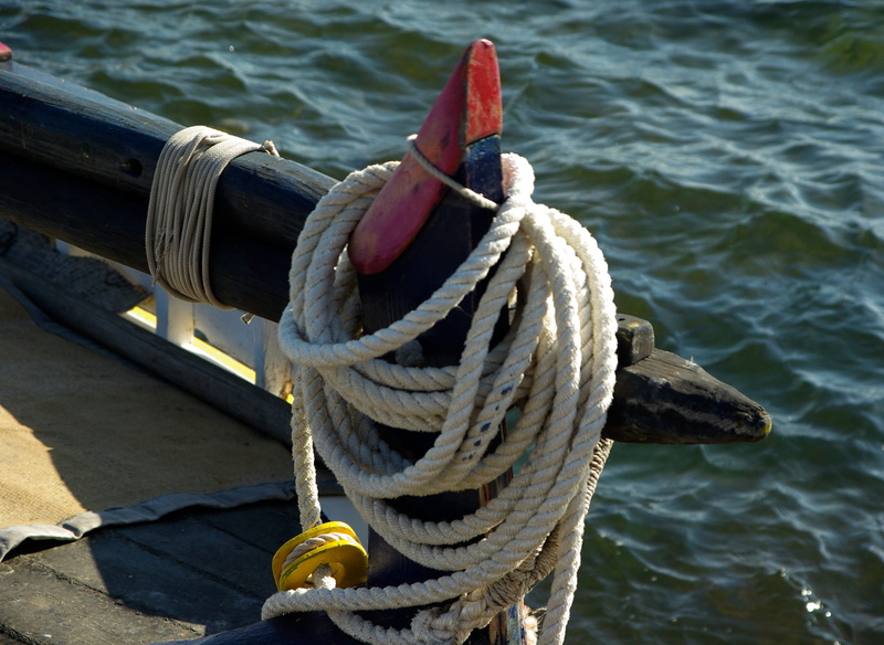 tied up, day, connection, rope, sea, strength, boat, outdoors, tied knot, mode of transportation, high angle view, 2K, nature, wooden post, bollard, post
