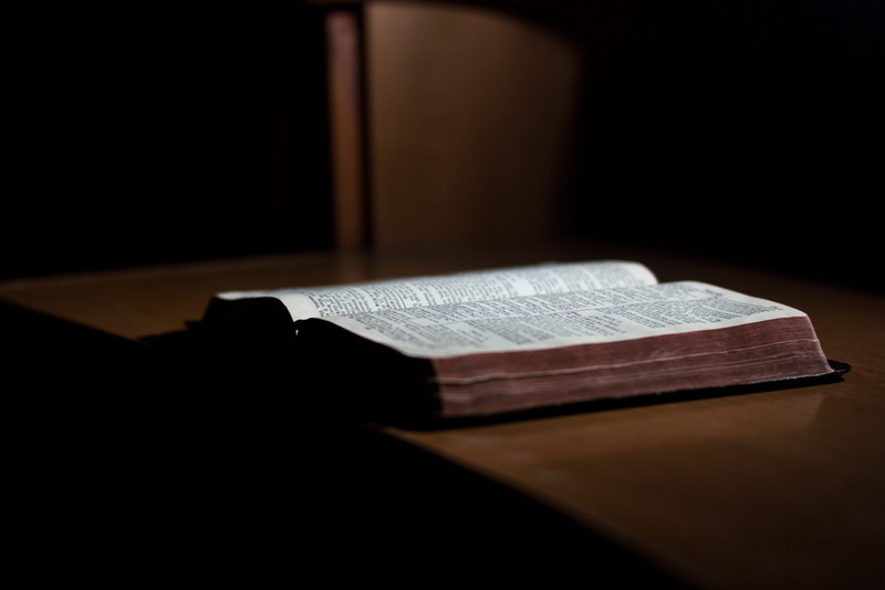 antique, wooden, 4K, bible, white, still life, wooden table, old-fashioned, selective focus, desk, brown, religion, old, shadow, justice - concept, table