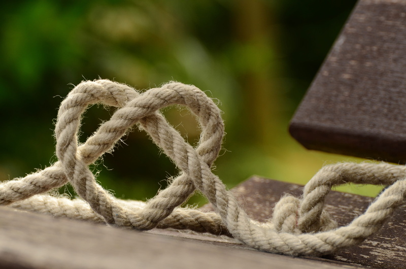 close-up, metal, shape, water, pattern, closeup, geometric shape, strength, selective focus, 4K, twisted ropes, connection, rope, wooden, wood, outdoors