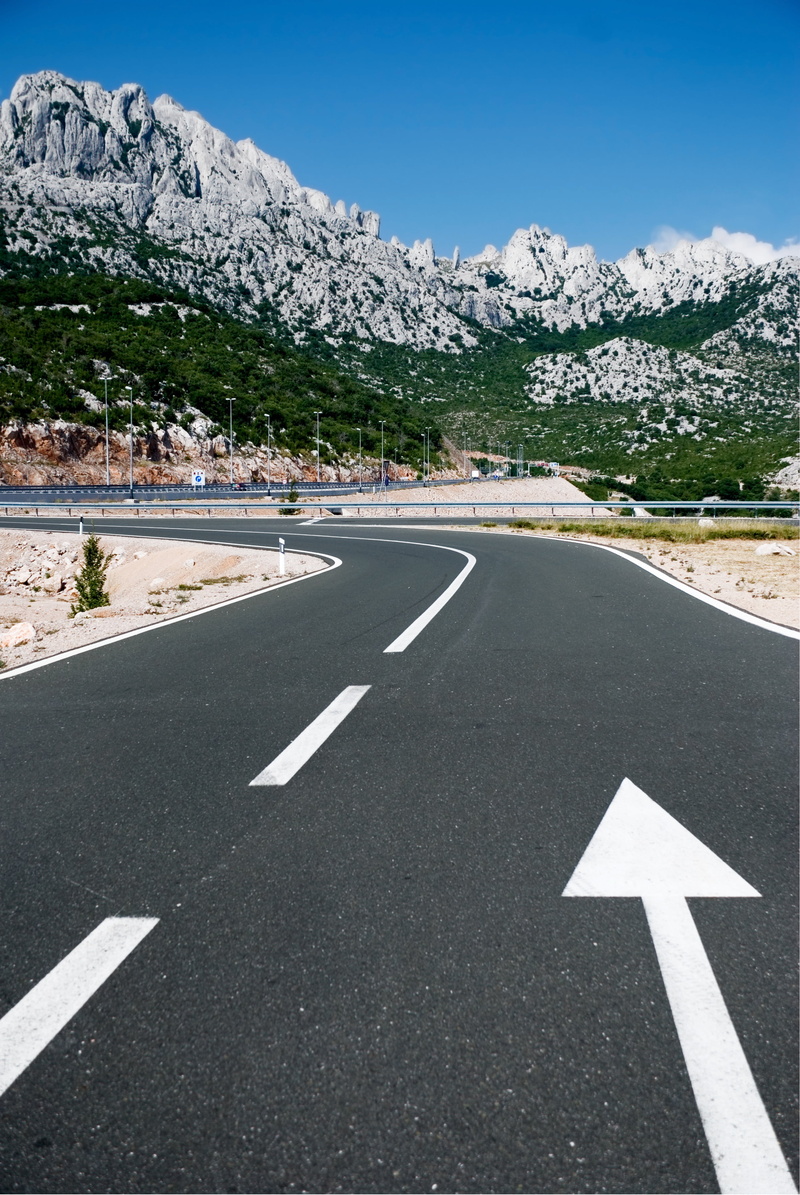 seat belts, road marking, communication, top, direction, heat, beauty in nature, mountains, asphalt, sign, directional sign, holidays, day, mountain, no people