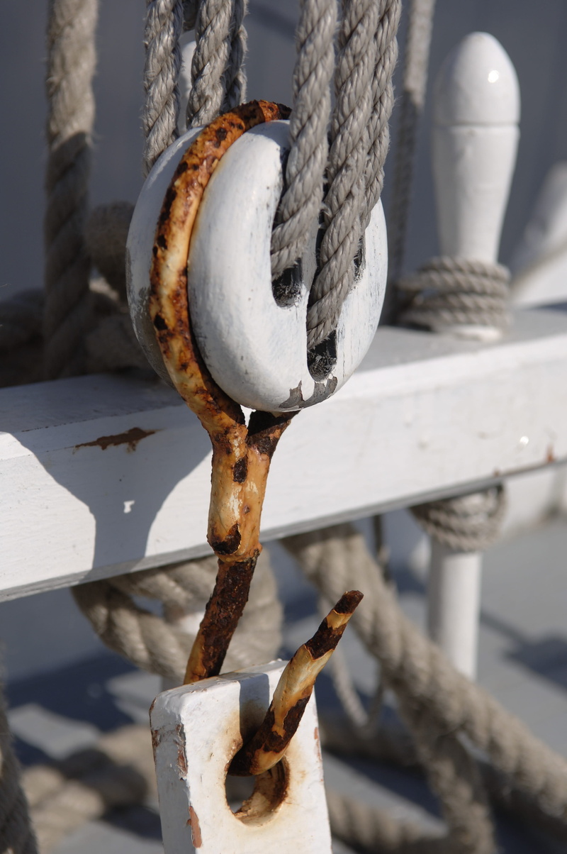 cold temperature, chandlery, deck fittings, rusty, metal, winter, sunlight, wood - material, post, tied up, rope, close-up, day, charente-maritime, outdoors