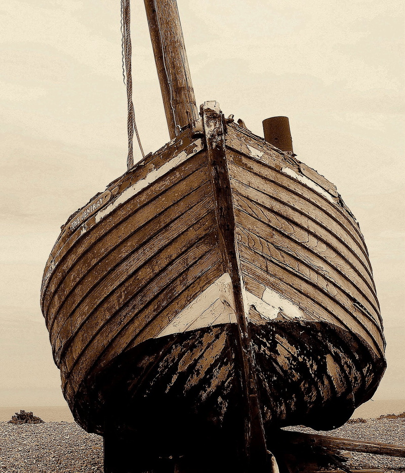 no people, fuel and power generation, low angle view, 1080P, built structure, water, stern, rusty, wooden post, metal, wood, pole, rope, boat, sky, land
