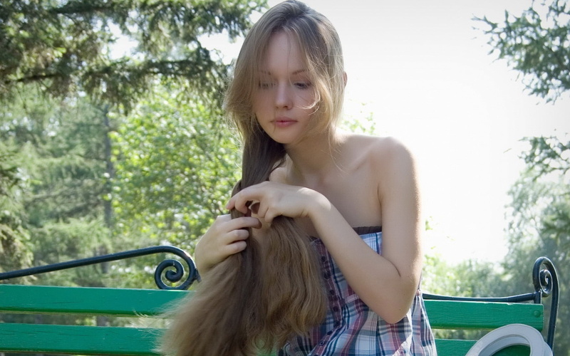 innocence, girls, hairstyle, front view, holding, young adult, casual clothing, top, leisure activity, bare shoulders, women outdoors, focus on foreground
