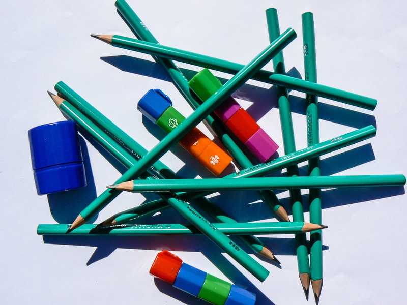 studio shot, green color, close-up, variation, still life, multi colored, art and craft equipment, 1080P, writing instrument, blue, table, disorder, indoors