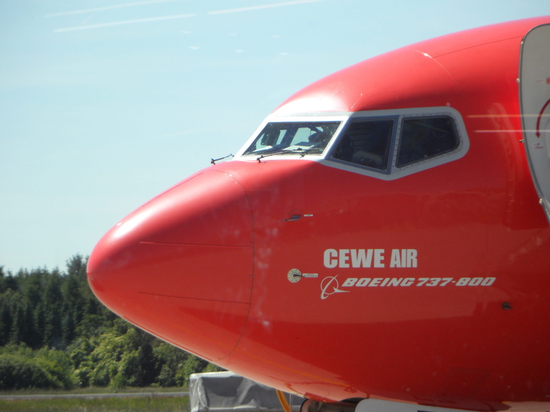 Boeing, airliner, day, red, outdoors, land, transportation, mode of transportation, 737, runway, western script, nature, Aircraft, cockpit, 4K, airport