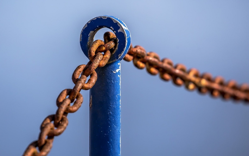 strength, close-up, clear sky, chain, no people, water, durability, safety, chains, 720P, connection, blue, day, rust, focus on foreground, protection