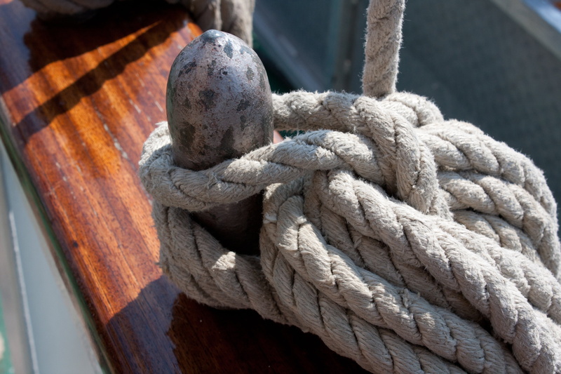 wooden post, knitting, twisted, leash, close-up, sailboat, rope, mode of transportation, boot, no people, high angle view, outdoors, 4K, tied knot, sunlight