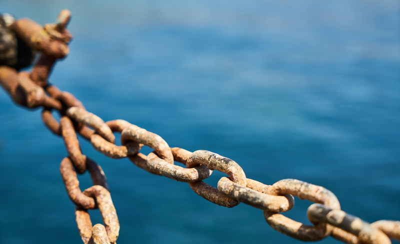 detail, focus on foreground, no people, solid, 5K, sea, nautical vessel, linked, rope, connection, selective focus, marine, security, metal, symbol, background