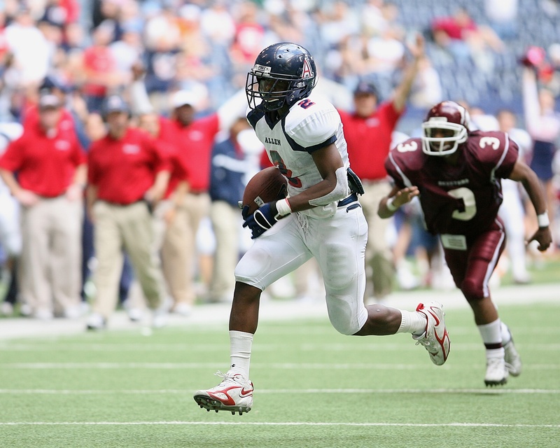 american football player, competitive sport, playing, artificial turf, tailback, american football field, action, helmet, game, people, padding, field